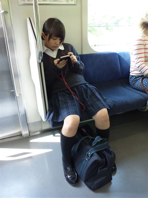 【画像】電車通学の女子高生をパシャリ jkちゃんねる 女子高生画像サイト