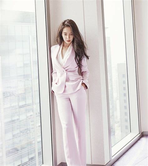 Nah, buat kamu yg ingin tampil modis sekaligus rapi, … 9 Inspirasi OOTD Song Ji Hyo, Kece Tampil Tomboi & Menawan dalam Gaun