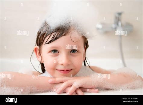 kleines mädchen in der badewanne mit schaum stockfotografie alamy
