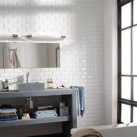 Découvrez en vidéo comment poser un carrelage mural et comment poser du notre salle de bain doit évidemment être fonctionnelle , mais on la veut aussi très esthétique, à notre image. Rénover sa salle de bain
