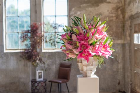 It encompasses flower care and handling, floral design, or flower arranging, merchandising, production, display and flower delivery. Home | florist.ch