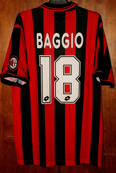 El delantero sueco del ac milan, zlatan ibrahimovic, marcó, a sus 39 años, su gol número el central argentino del ac milan mateo musacchio, poco utilizado esta temporada por el técnico stefano pioli. CERITA JERSI BOLA SEPAK: CLOSE UP - 1996-97 AC Milan Home ...