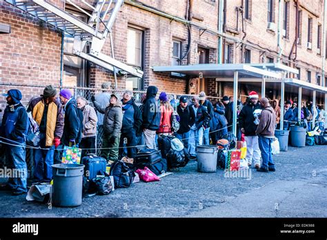 Homeless Food Line Hi Res Stock Photography And Images Alamy