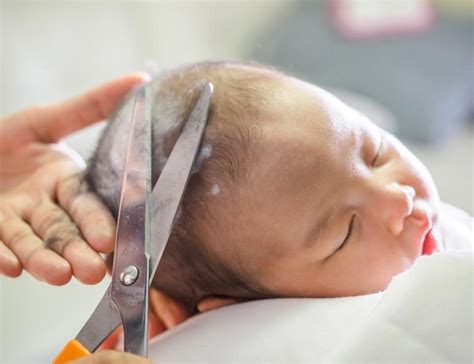 Cara melebatkan rambut bayi setelah dicukur. Hukum Memotong Rambut Bayi Baru Lahir Menurut Islam, Moms ...