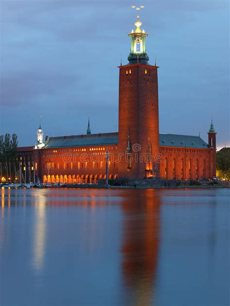 Stockholm Stadshus På Natten I Sommar Arkivfoto - Bild av ...