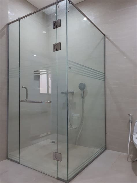 Umumnya dalam kamar mandi ada kaca atau cermin. Pasang Shower Box Kaca Untuk Kamar Mandi