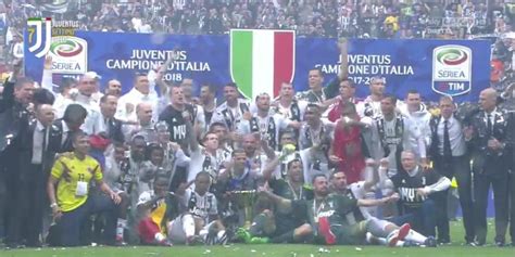 �� in campo così al mapei stadium! Juventus campione d'Italia 2017-2018 | Premiazione ...