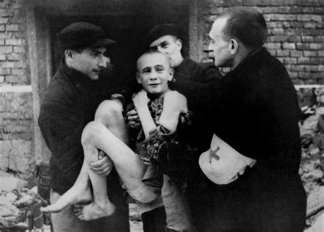 Санитары несут бывшего узника концлагеря Освенцим Ивана Дудника 1