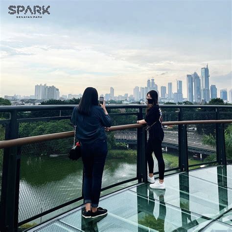 Skywalk Senayan Park Destinasi Spot Foto Favorit Di Jakarta