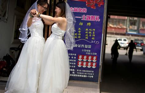 中国一对女同性恋在北京举行婚礼 8 中国日报网