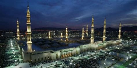 Masjid nabawi, tempat paling suci kedua umat islam, setelah masjidil haram di mekah, adalah masjid yang dibangun semasa hidup nabi muhammad, yang menjadi imam pertama. Liburan Bareng Orangtua? Wisata Religi Jawabannya..