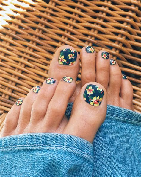Hibiscus Print Toes Yay For More Tropical Nail Art Tropical Nails