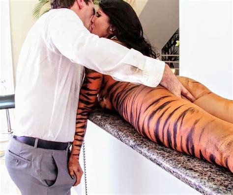Kissing A Tiger Fingerin Her Butt While She Latinactivities69