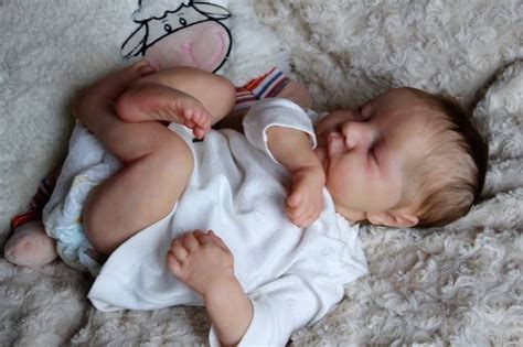 bebê reborn menina realista cabelo implantado fio a fio recém nascida olhos fechados dormindo