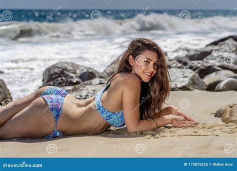 Unmittelbar Bevorstehend Bauch BH Brunette Bikini Beach Ausspucken