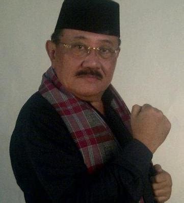 Dia yang berkumis tipis lebih menarik di mata cowok, nggak tahu kenapa ngomongin soal cewek yang berkumis itu selalu seru buat gue. Bapak Yang Berkumis - Bapak Bapak Kumisan Jual Jilbab Di ...