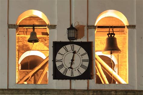 El terremoto de 1983 le causó daños, pero estos fueron reparados sin. Reloj de la Torre | Popayán nocturno en navidad | José María Arboleda C. | Flickr