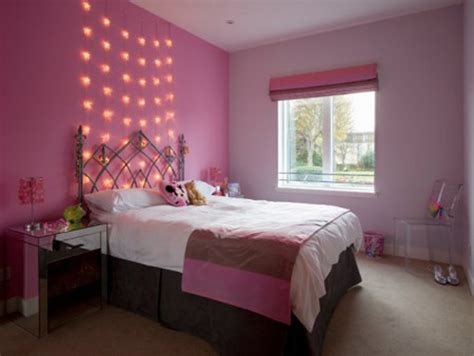 To add an artistic and romantic nuance you can write a quote on the wall and put a photograph on the wall. Pink Bedrooms for Adults