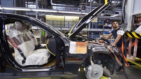 Nach Corona Pause Daimler fährt Produktion am Montag wieder hoch