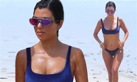 Kourtney Kardashian Displays Underboob Again In Mexico Daily Mail Online