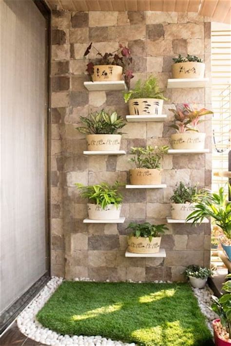 These garden fence decorations show all sorts of creative ways to dress up your outdoor space. Vertical Garden Design on Balcony Wall - Unique Balcony ...