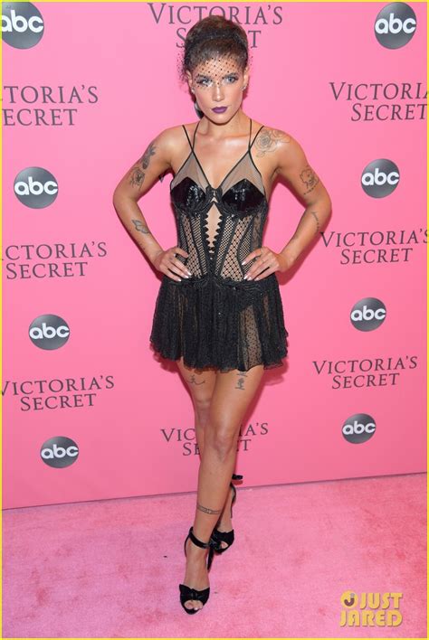 Photo Halsey Goes Sexy For Victorias Secret Fashion Show Performance