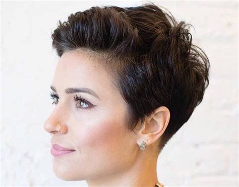 Si spazia dai tagli capelli corti per il 2018, come bowl cut e pixie cut, ai tagli medi come il. Tagli capelli corti 2019: i tagli di tendenza dell'anno ...