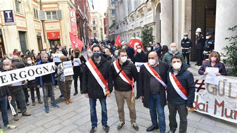 Riforma Dei Municipi A Genova S Alla Svolta Tra Le Proteste Presidio In Piazza E Bagarre In
