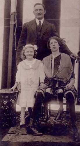 Myrtle's extra legs resulted from dipygus. File:Myrtle Corbin with husband and daughter.jpg - Wikipedia
