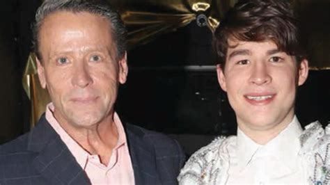 Publicó el 21 de julio pasado que el conductor y político apuntó a sus papás y hermanos con un arma. Hijo de Alfredo Adame debutó como actor en video LGBT ...
