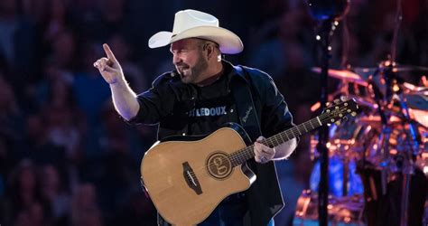 Garth Brooks Delivers Unforgettable Evening Of Hits In Nashville On