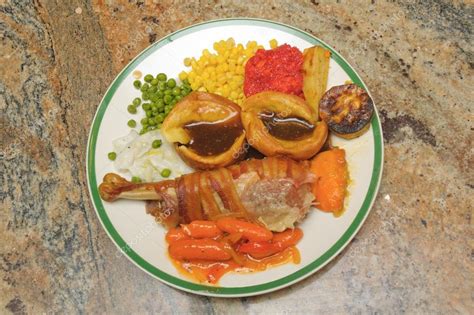 Christmas in england is a time for celebration and where would we be without some truly delicious food? English Christmas Dinner : Traditional English Christmas ...