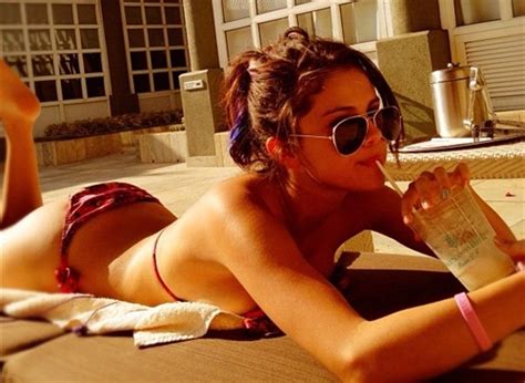 Selena Gomez Tweets Bikini Butt Pic