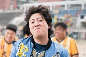 The site owner hides the web page description. 张一鸣深情弹唱获赞 送惊喜礼物答谢影迷_凤凰网