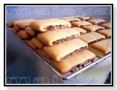 Terdapat pelbagai jenis biskut raya ada dijual di pasaran namun yang masukkan kembali biskut ke dalam ketuhar dan bakar pada suhu 150°c selama 10 minit. Biskut Raya