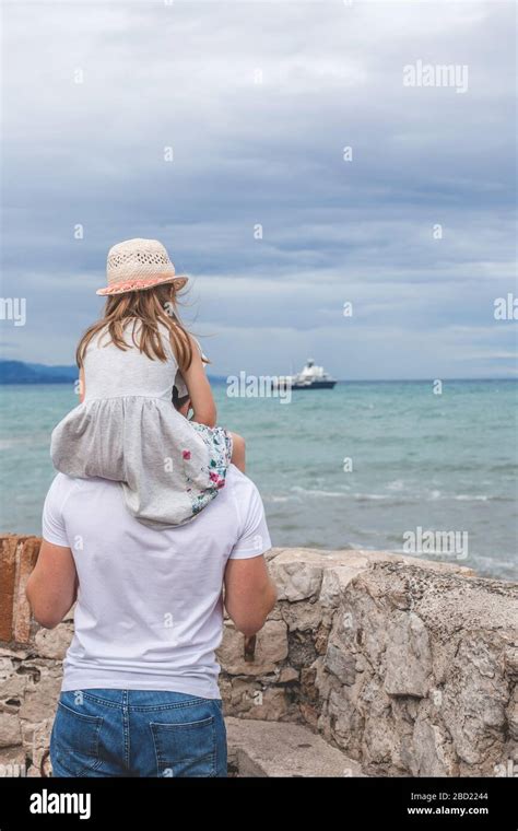 Padre E Hija Mirando Barco En El Mar Sentado Al Hombro Fotografía De