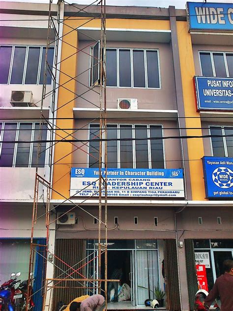 Renovasi ruang kerja kantor biasanya dilakukan sesuai dengan kebutuhan perusahaan, apakah ada pemekaran organisasi, perampingan organisasi, kondisi yang biaya yang dikeluarkan untuk renovasi ruang kerja kantor apabila dilakukan dengan merubah partisi ruang kerja akan lebih banyak biayanya. Kimura Gallery: Interior & renovasi kantor Esq Tour n ...