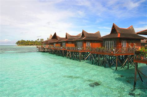 If you feel like, you can easily speedboat your way to sipadan island as well, since a trip there takes only 15 minutes. Mabul Water Bungalows | Borneo Packages