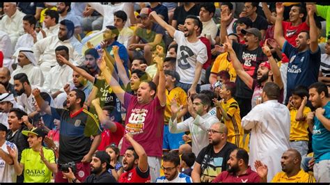واصل الفريق الأول لكرة القدم بنادي الهلال حفاظه على تصدره لجدول ترتيب مسابقة الدوري السعودي للمحترفين بعد تغلبه على القادسية بثلاثة أهداف لهدف. ‫ابداع جمهور الزعيم في نهائي السلة - القادسية والكويت موسم 2018\2017‬‎ - YouTube