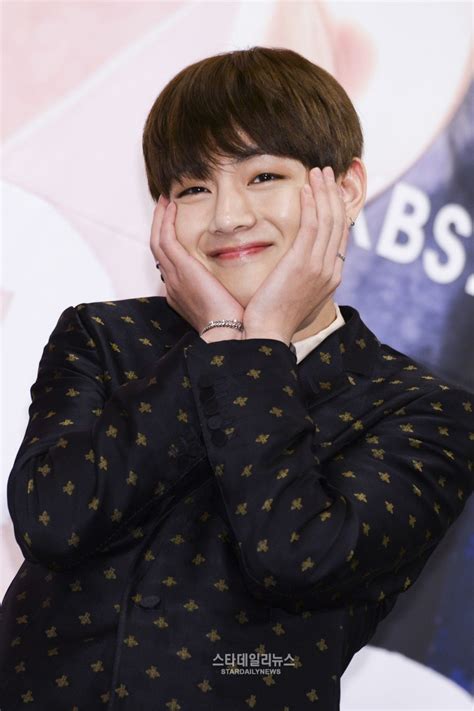 Muka lucu bts / rm bts tak terima kepalanya dijadi. Foto Lucu Kim Taehyung