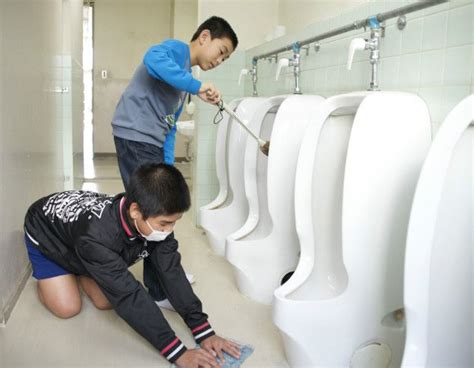 Por Qué Los Niños En Japón Tienen Que Limpiar Los Baños De Sus Escuelas