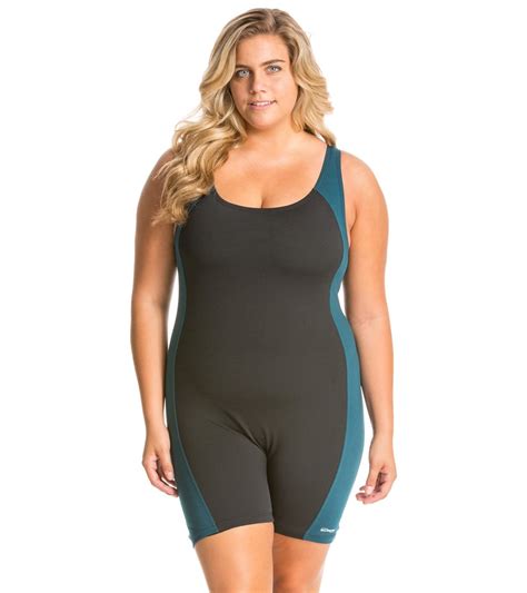 How To Choose Flattering Plus Size Swimwear
