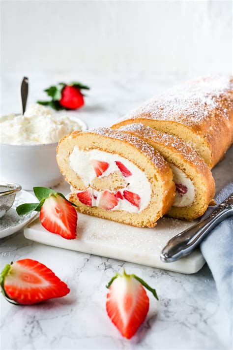 Kuchen ohne backen und ohne schlechtes gewissen. Low Carb Biskuitrolle mit Erdbeeren | Rezept | Rezepte ...