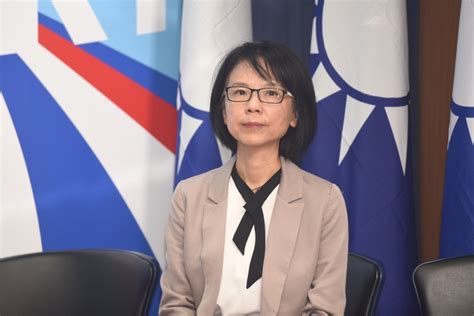 指揮中心今日與各縣市政府招開全國防疫會議，決議如下： 由於本週可能因颱風來襲， 各地方疫苗接種站如因停班停課取消接種 ，預 人用藥安全。 明日開放第三輪公費疫苗接種預約登記. 不滿先被郭「分手」 國民黨嗆開鍘：不是說退黨就拿你沒辦法 -- 上報 / 焦點