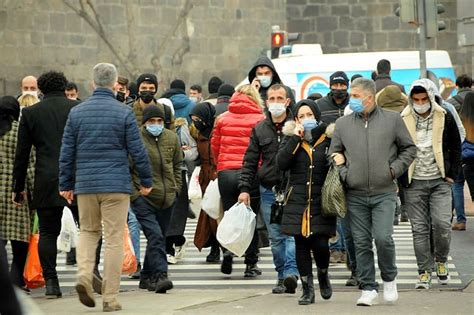 Korona virüs salgınıyla birlikte gelen kısıtlamalar kademeli olarak gevşetilecek. Son dakika: Yasaklar hangi illerde kalkacak? 65 yaş üstü ...