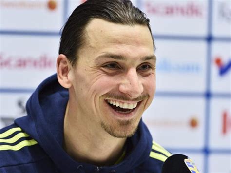 انضم اللاعب السويدي زلاتان ابراهيموفيتش رسميا الى نادي لوس انجليس غالاكسي الاميركي لكرة القدم الجمعة قادما من نادي مانشستر يونايتد الانكليزي، مؤكدا ان انتقاله. بعد عودته.. 10 أرقام لـ إبراهيموفيتش فى فترته الأولى مع ...