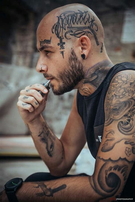 Лысый татуированный мужик что это такое и кто он такой tat