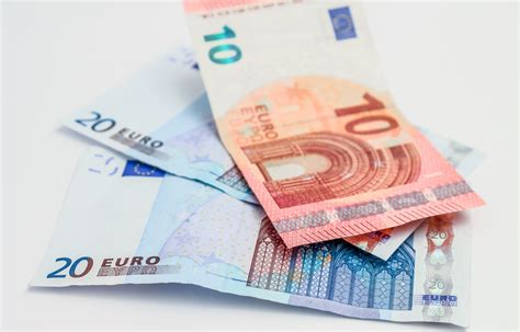 Euro 2020 yang penyelenggarannya diundur dari tahun lalu kini telah dimulai. Two 20 and One 10 Euro Banknotes · Free Stock Photo