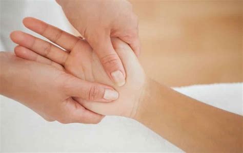 Le Massage Des Mains Pour Toucher Vos Clients