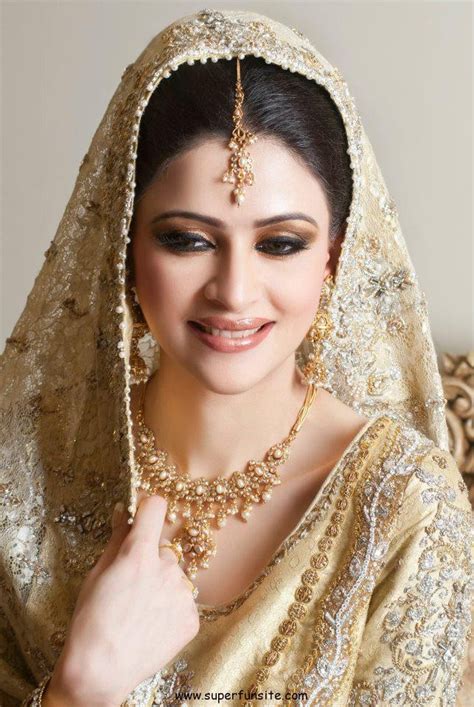 Most Beautiful Bridal Jewelry Colors In Pakistan